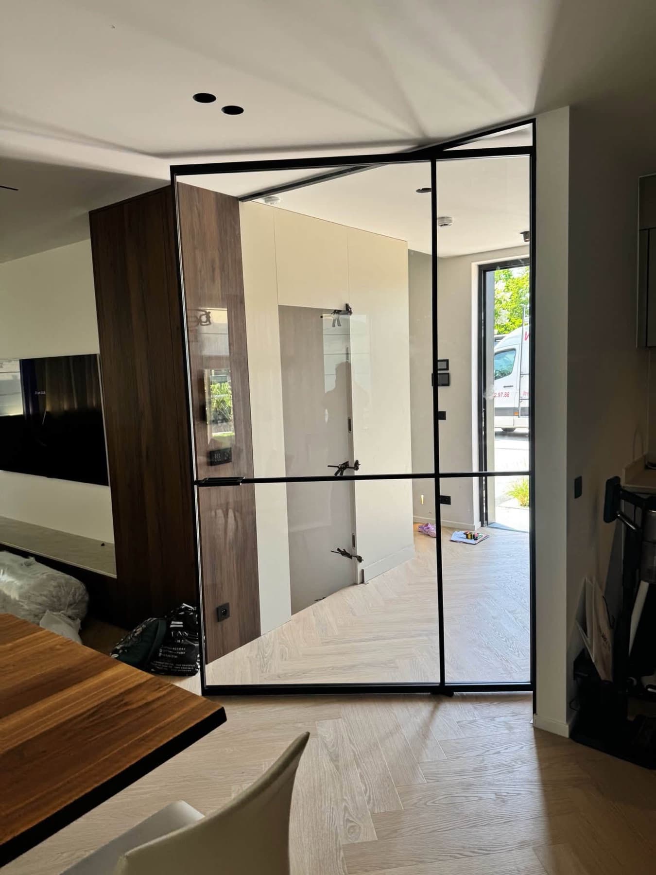 Cloison d'angle et porte pivot